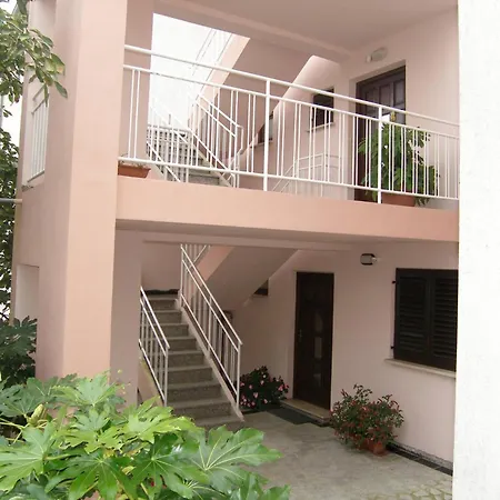 Lorena In Guest house